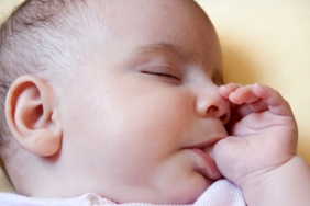 bebeklerde parmak emmenin zararları var mı?